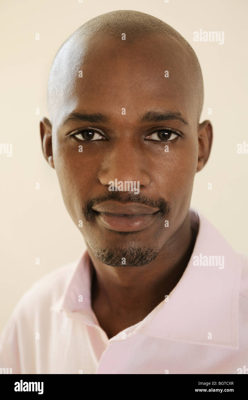 Junger Mann trägt weißes Hemd, Cape Town, Western Cape, Südafrika Stockfoto