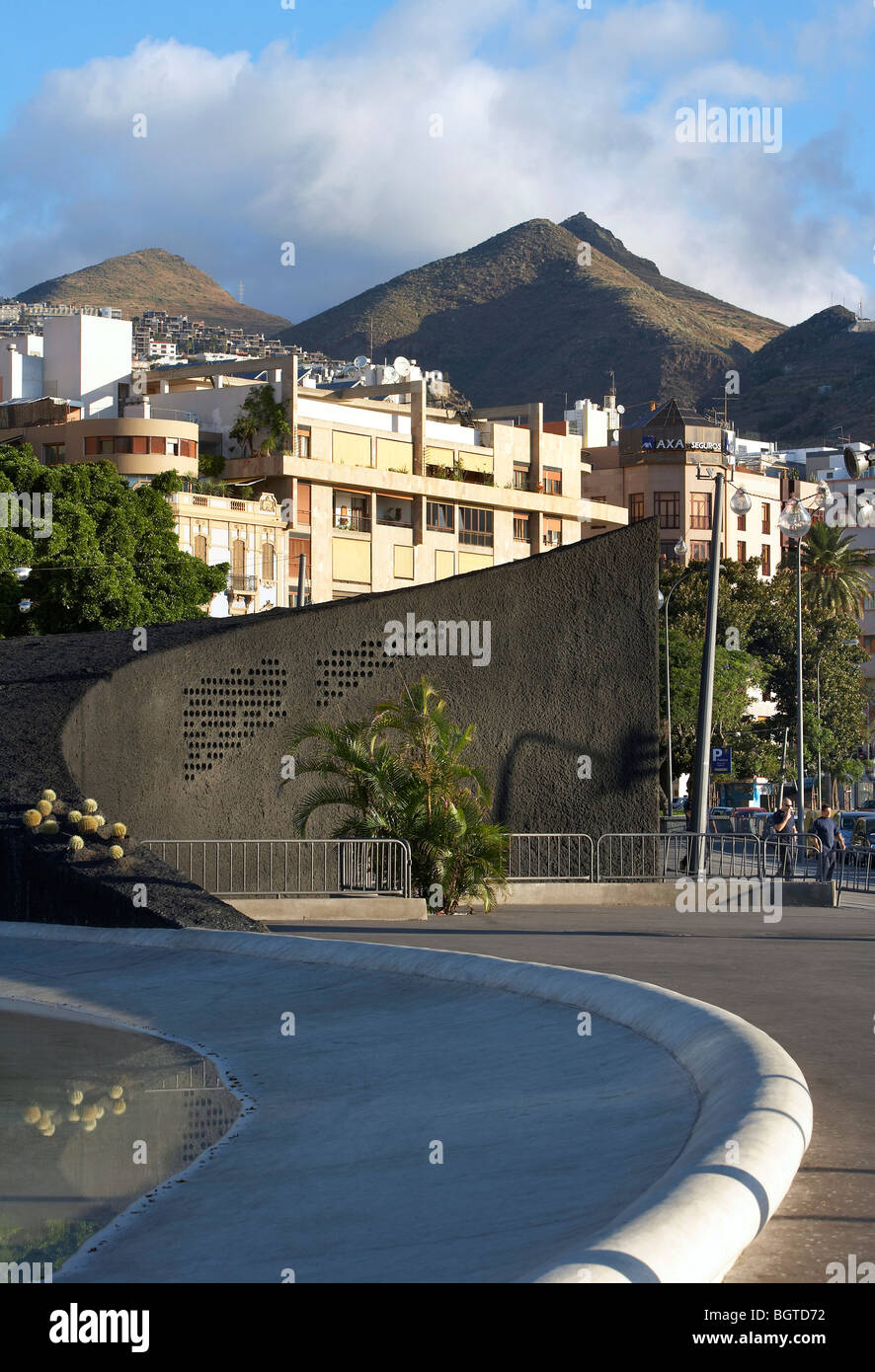 Plaza de España, allgemeine Ansicht zeigt die Kurve des Planschbecken Pool und Tourist Information Office building Stockfoto