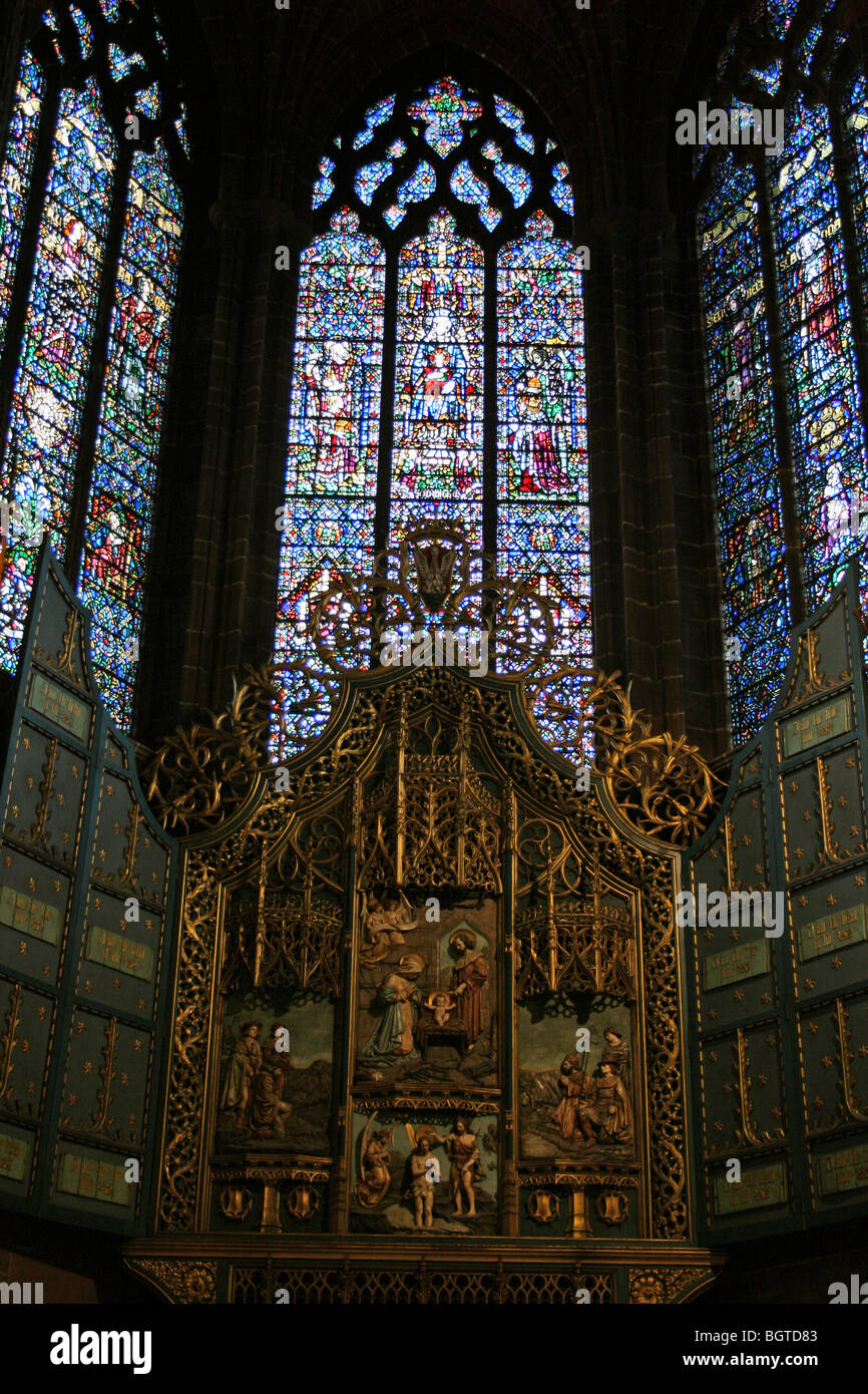 Altar und Glasfenster In der Marienkapelle In anglikanischen Kathedrale von Liverpool, Merseyside, UK Stockfoto