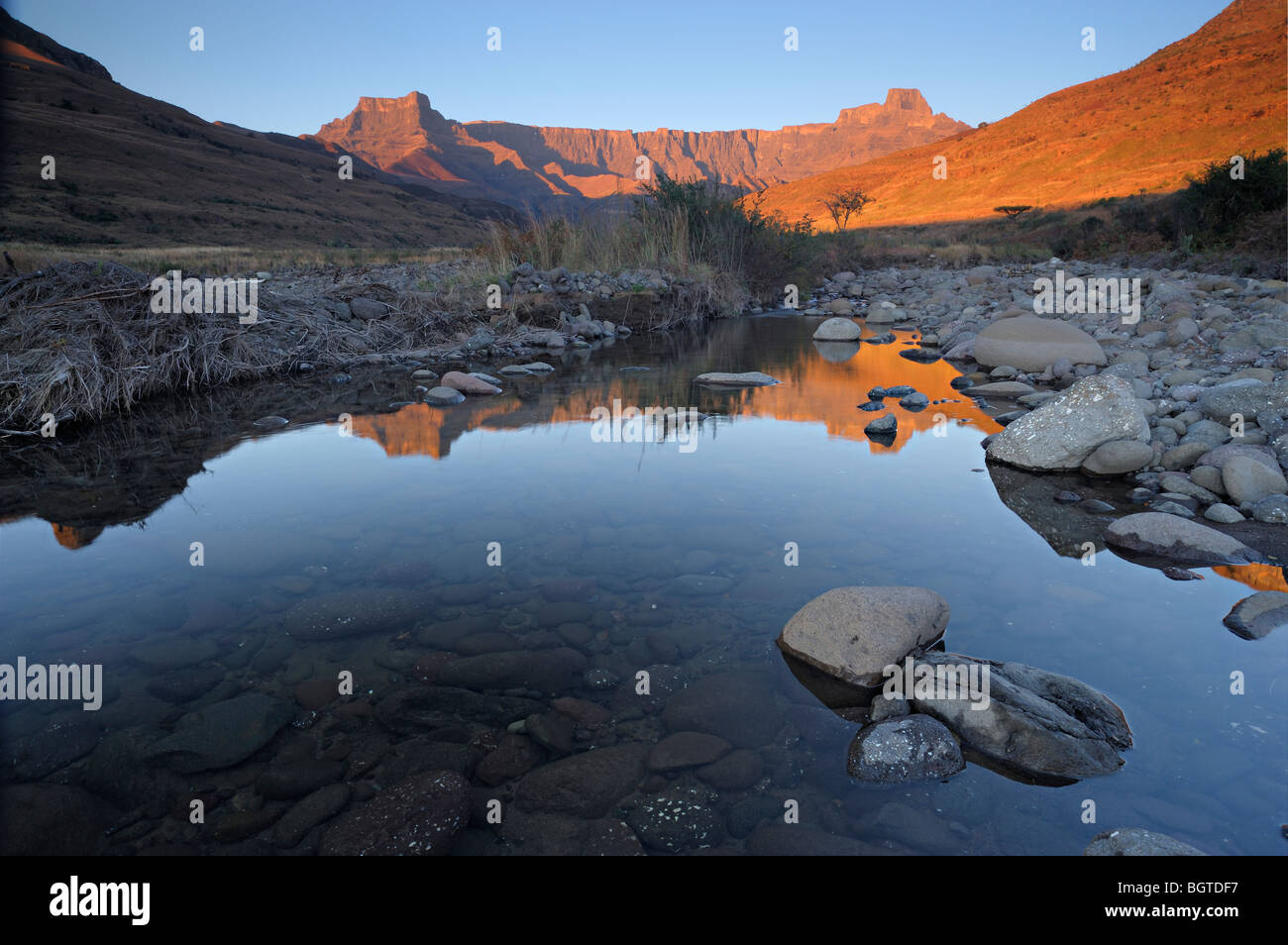 Reflexion in Tugela River Amphitheater Wand Dämmerung Royal Natal Drakensberge Ukhahlamba Nationalpark Kwazulu-Natal South Africa Stockfoto