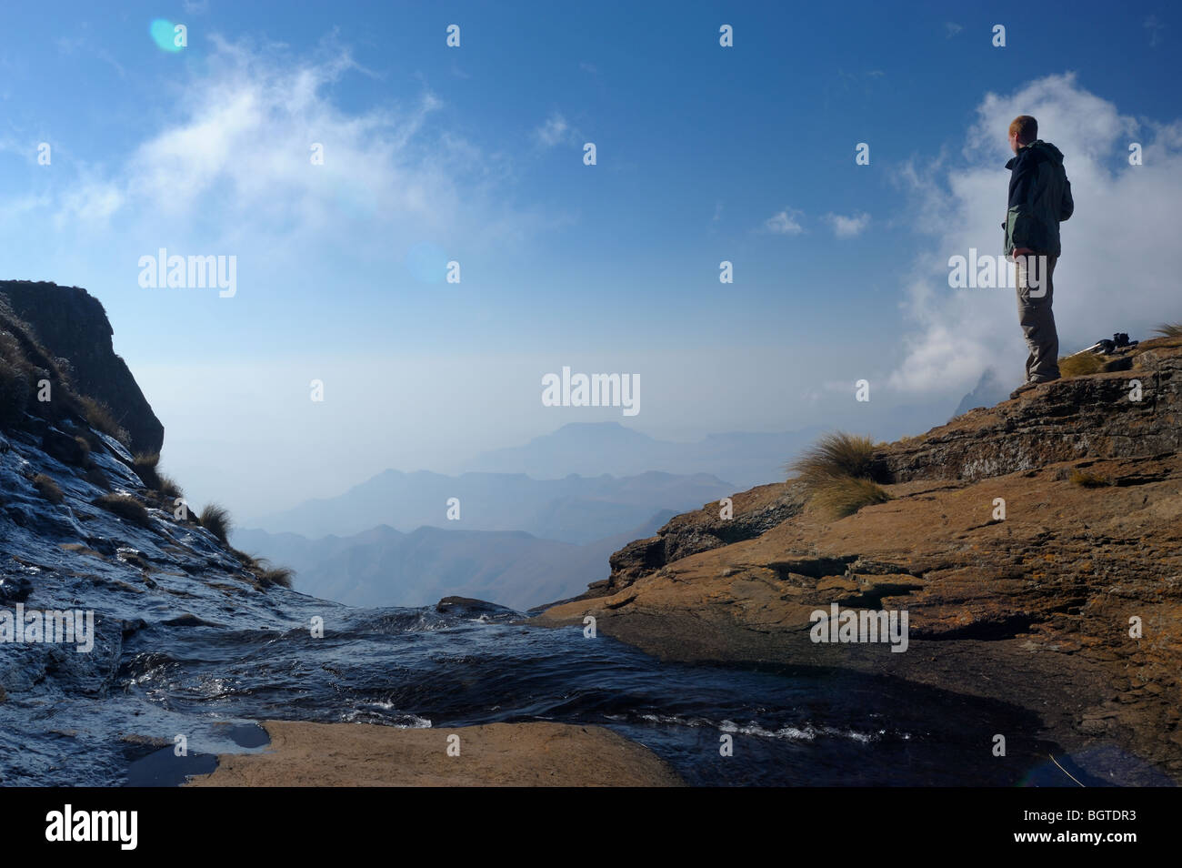Männliche Wanderer Lippe Tugela fällt mit Blick auf Drakensberg Randstufe Amphitheater Royal Natal Drakensberge Ukhahlamba Nationalpark Stockfoto