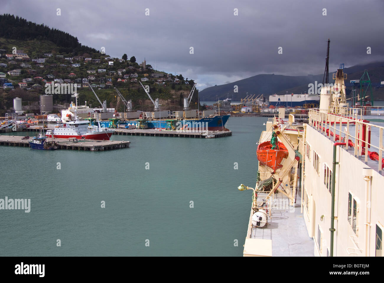 Der Blick nach achtern aus das Schiff Brücke als ein Autotransporter Manöver im Hafen. Stockfoto
