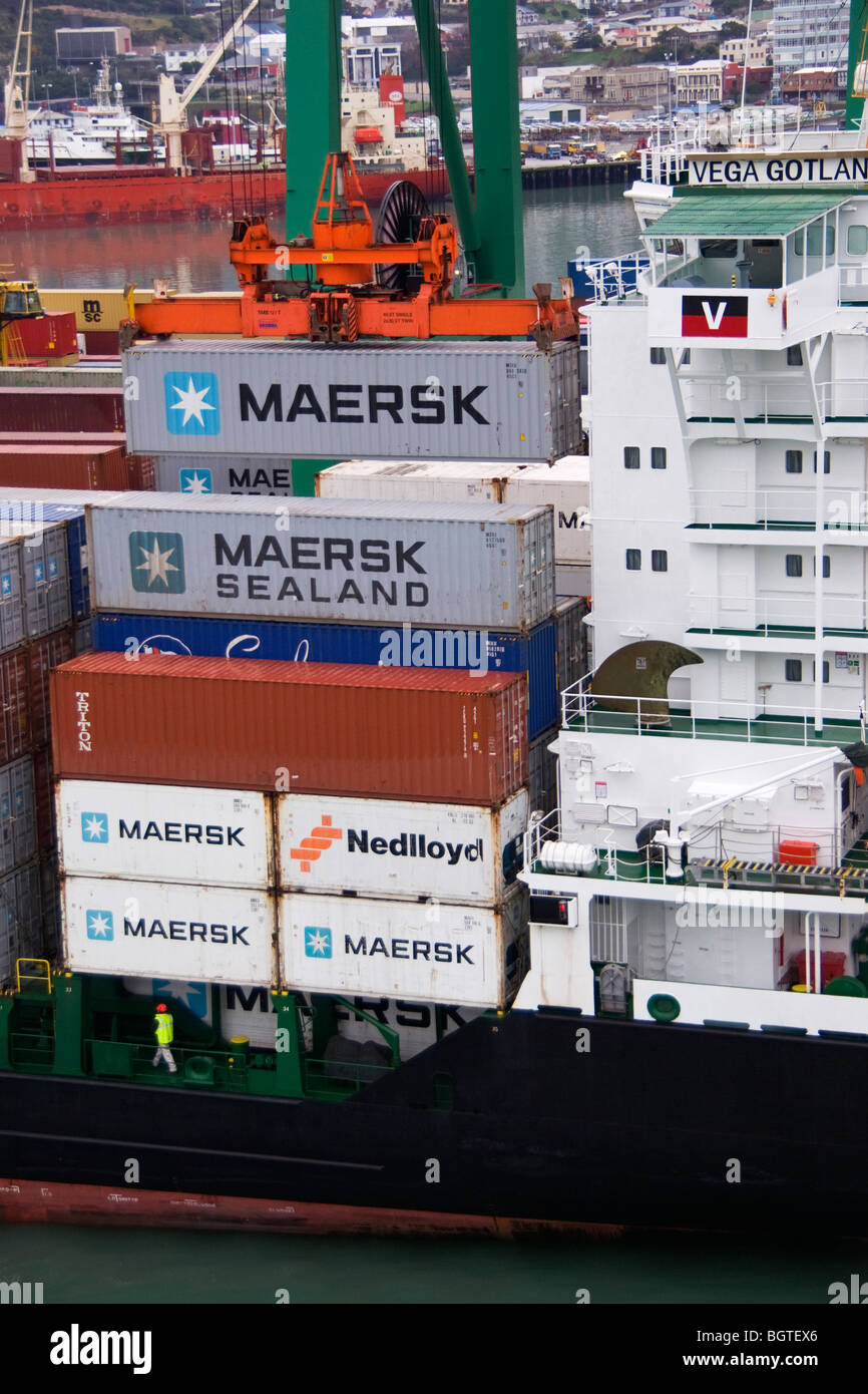 Container gestapelt auf dem Deck des Schiffes unmittelbar vor dem Überbau. Ein weiterer Container wird auch geladen. Stockfoto