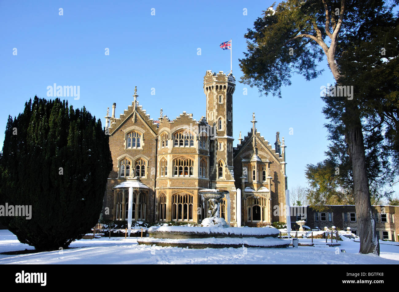 Blick auf gefrorenen Brunnen und Gärten im Winterschnee, Oakley Court Hotel, Windsor, Berkshire, England, Vereinigtes Königreich Stockfoto