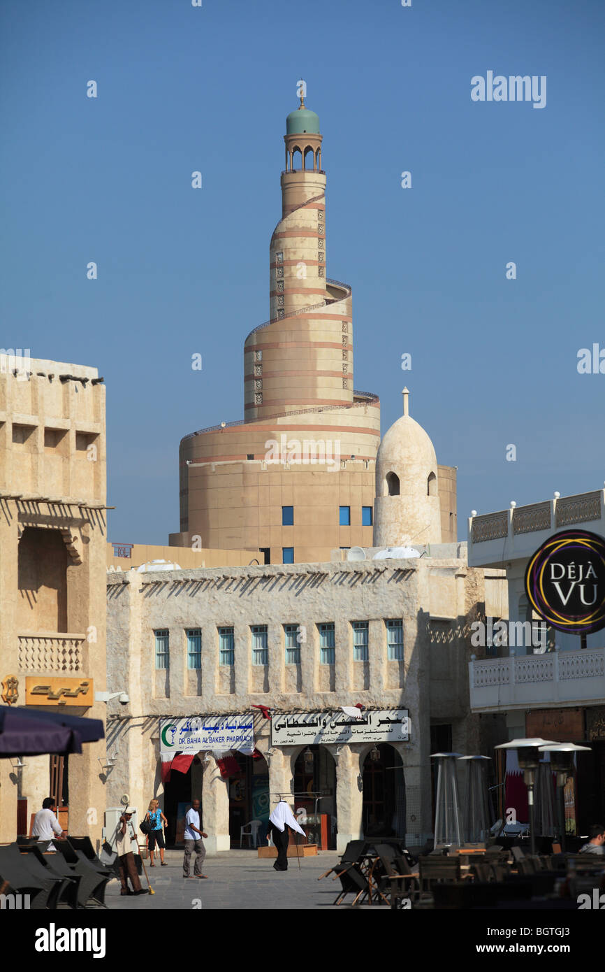 Ein Blick auf die Al Fanar Islamic Centre Spirale Minarett aus Souq Waqif in Central Doha, Katar. Stockfoto