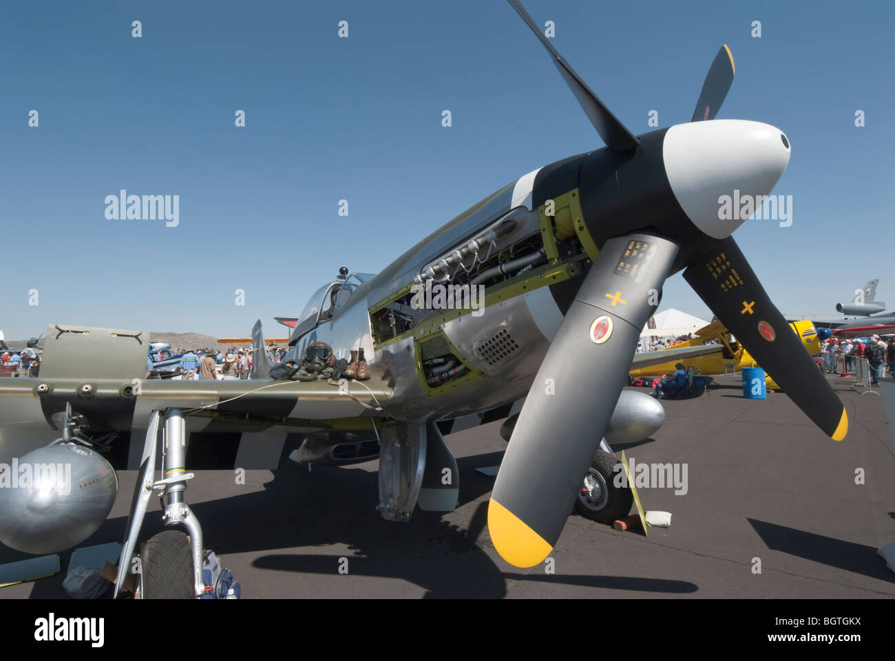 Nevada Reno Air Races P - 51D Mustang anzeigen Flugzeug WW2 Bekleidung am Flügel Stockfoto