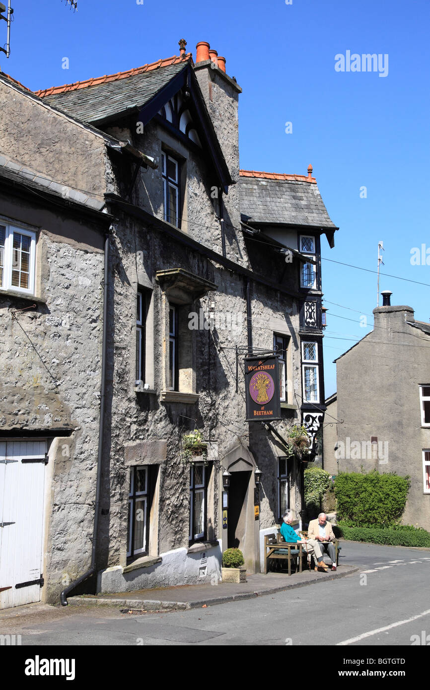 Die Wheatsheaf am Beetham ist ein Restaurant und Gasthaus in Cumbria. Das grauen Kalkstein-Gebäude stammt aus dem 17. Jahrhundert. Stockfoto