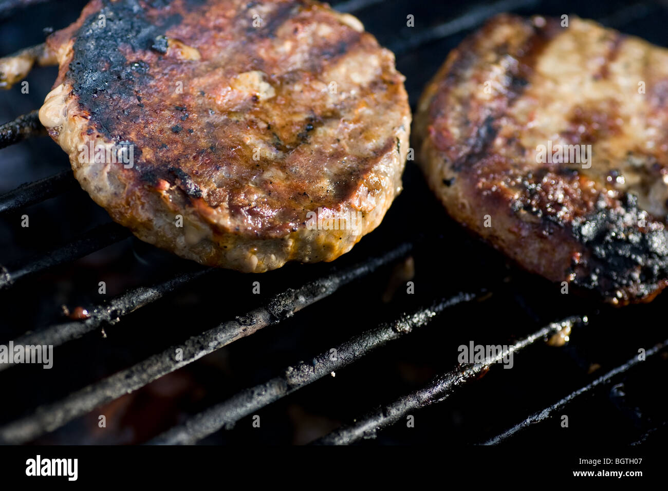 Nahaufnahme von zwei Burger auf den Grill Stockfoto