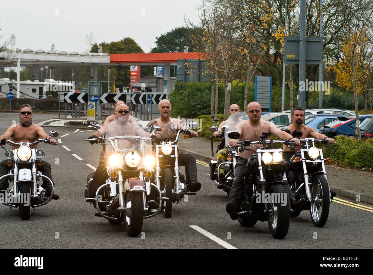 Drilliche Motorradfahrer fahren ihre Harley Davidson in Richtung der Kamera Stockfoto