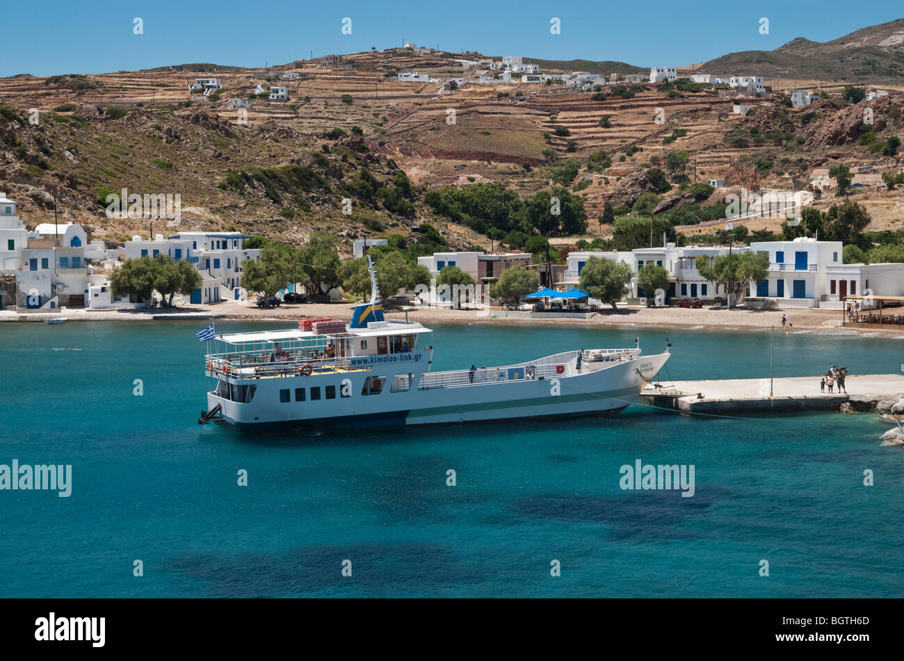 Fähre vertäut am Psathi, Kimolos, Griechenland Stockfoto