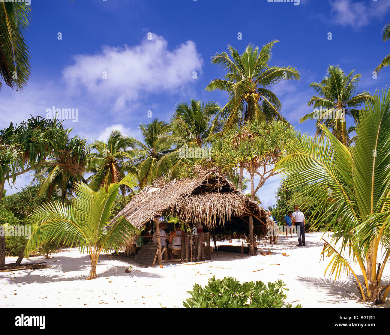 Strohhütte am tropischen Strand, Aitutaki Atoll, Cook-Inseln, Süd-Pazifik Stockfoto