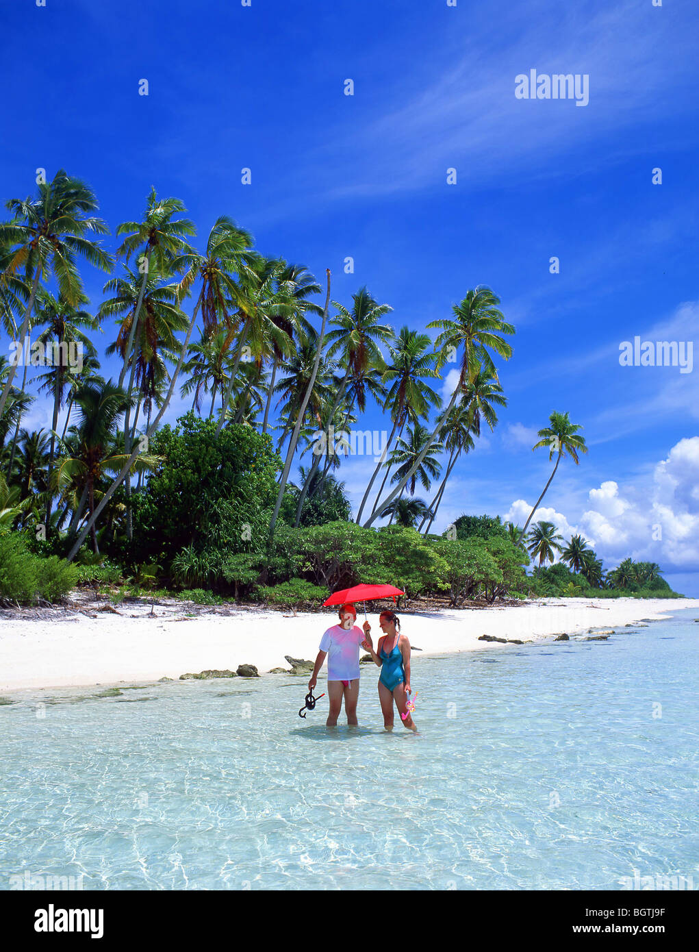 Paar am tropischen Strand, Aitutaki Atoll, Cook-Inseln, Süd-Pazifik Stockfoto