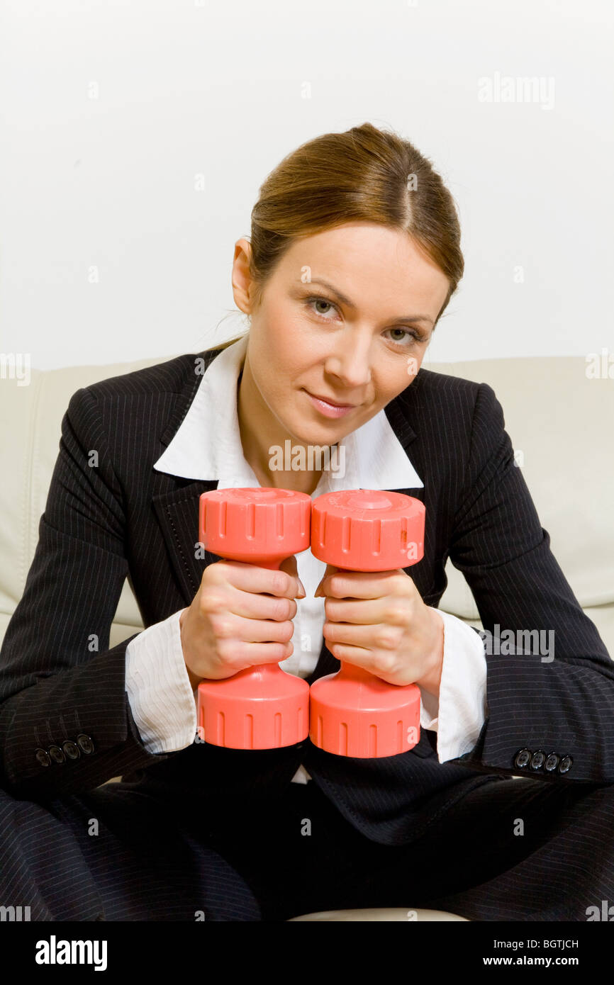 Geschäftsfrau mit Hanteln Stockfoto