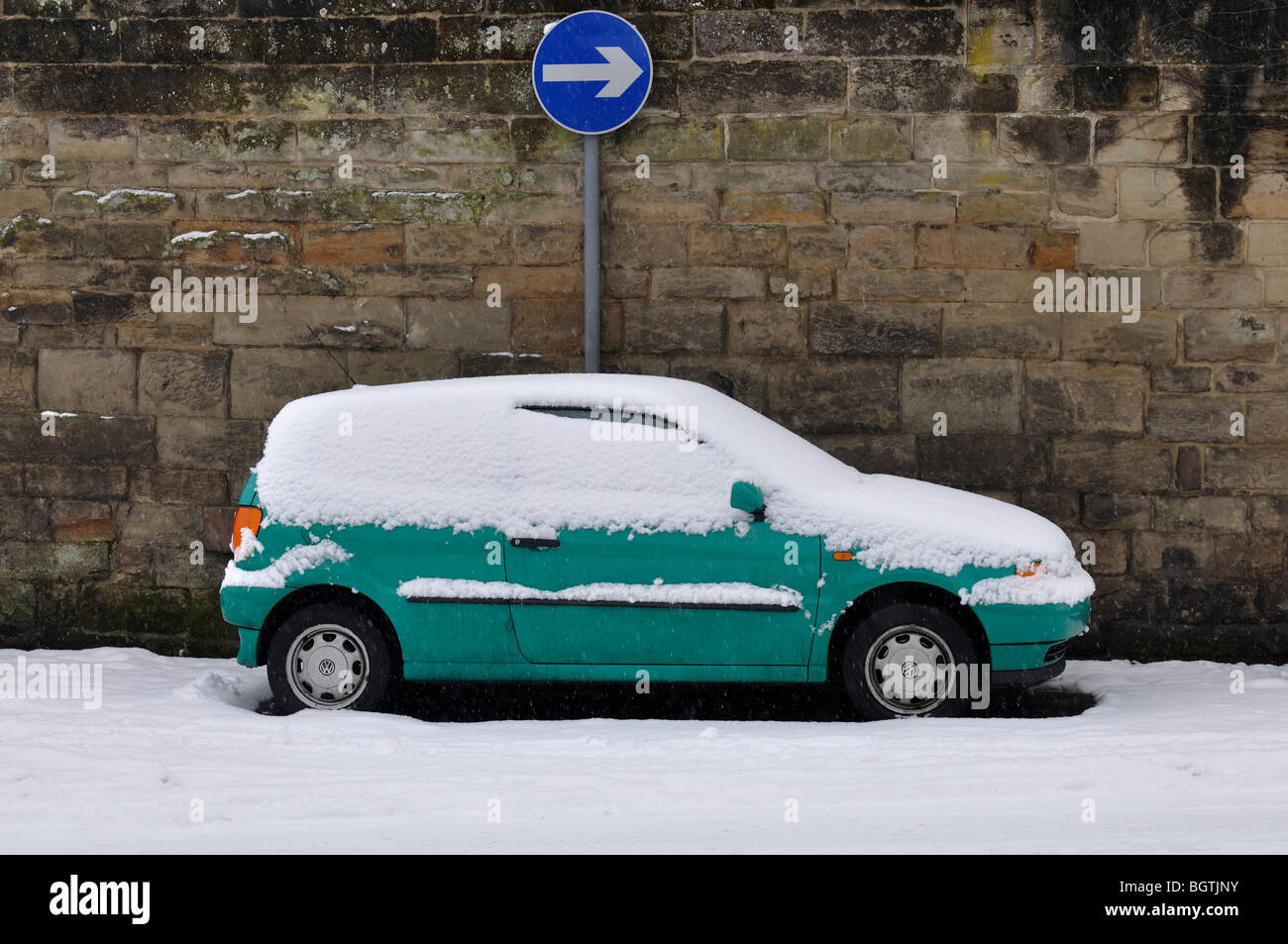 Volkswagen Polo Auto im Schnee, UK Stockfoto