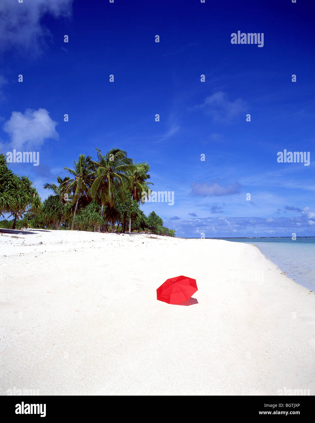 Tropischer Strand mit roten Regenschirm, Aitutaki Atoll, Cook-Inseln, Süd-Pazifik Stockfoto