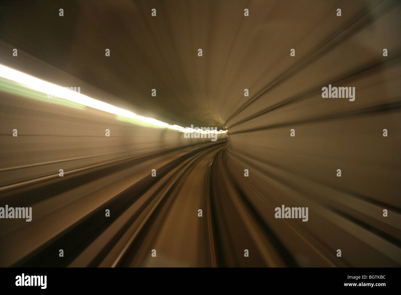 Spuren und Lichter sausen durch wie ein Zug rast durch einen tunnel Stockfoto