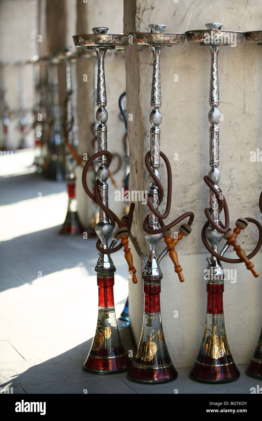 Shisha (Wasserpfeife) Rohre aufgereiht vor einem Restaurant in Doha Souq Waqif für Kunden bereit. Stockfoto