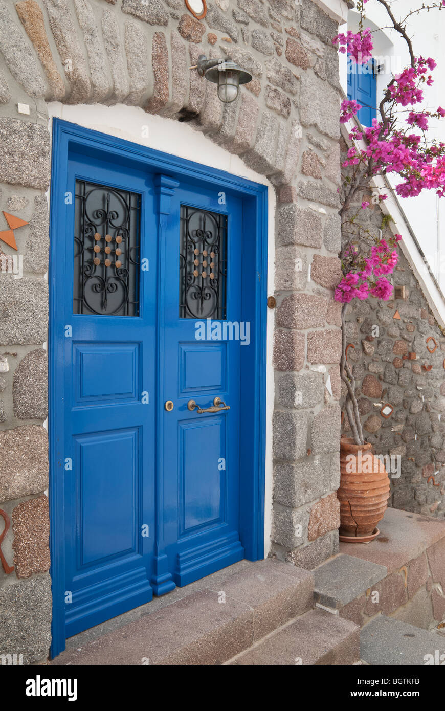 Blaue Doppeltüren für ein Haus in Stadt Poros, Griechenland Stockfoto
