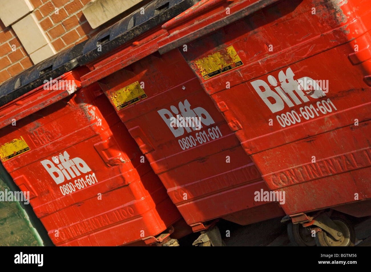 Row of Red Biffa Wheelie Abfallbehälter York North Yorkshire England Großbritannien GB Großbritannien Stockfoto