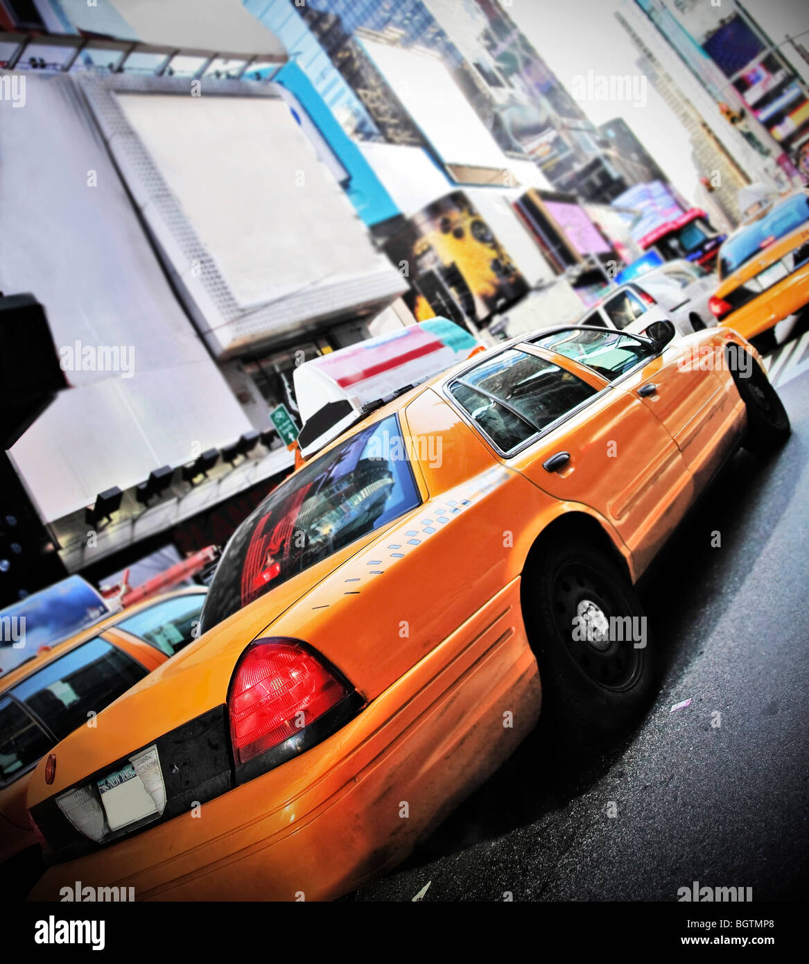 Yellow Cab in kontrastreichen Farben und Vignette Beschleunigung durch Times Square New York Stockfoto