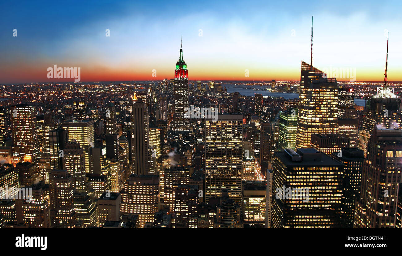 Skyline von New York City bei Sonnenuntergang Stockfoto