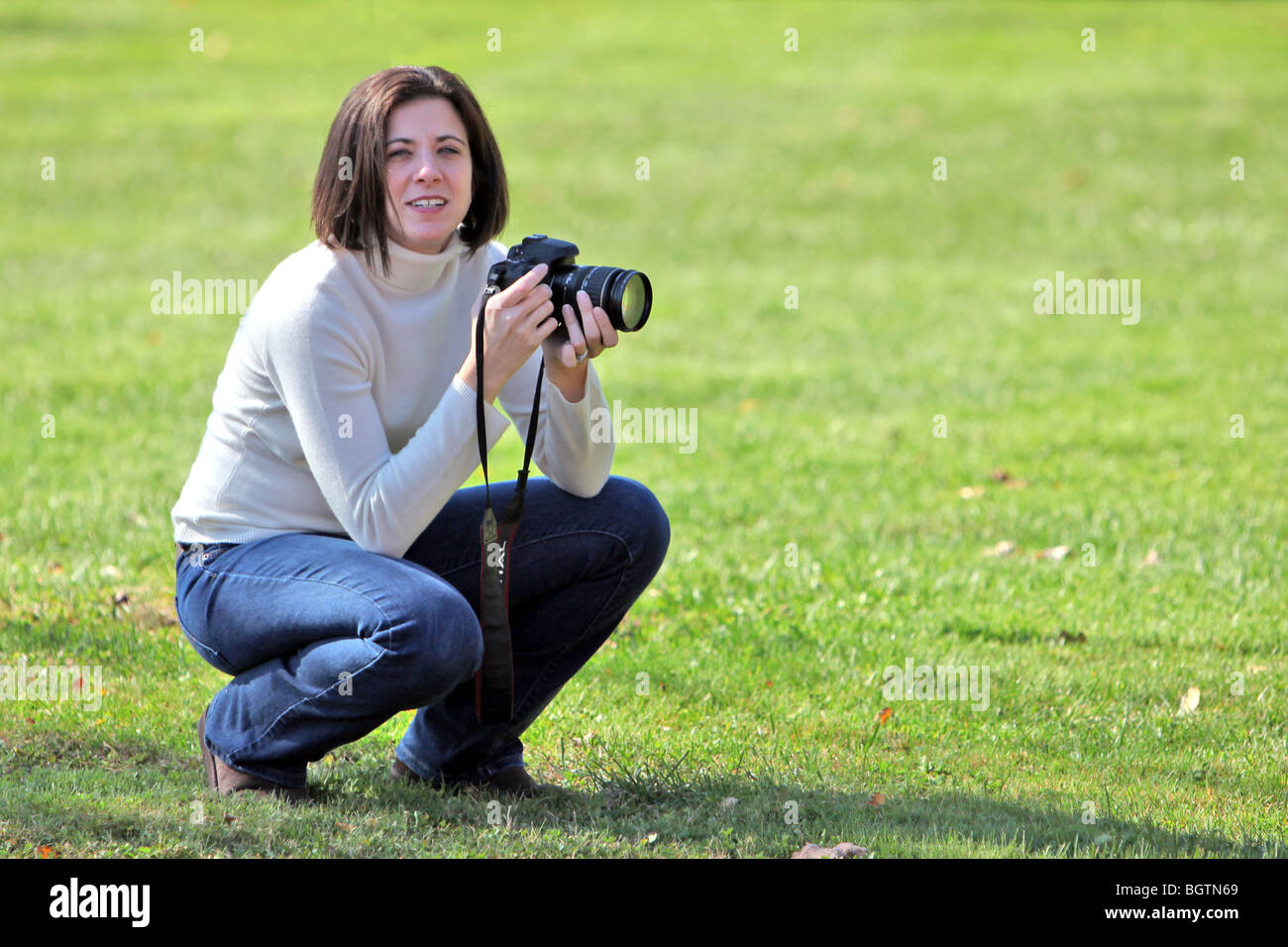 Hübsche Frau mit Kamera Stockfoto