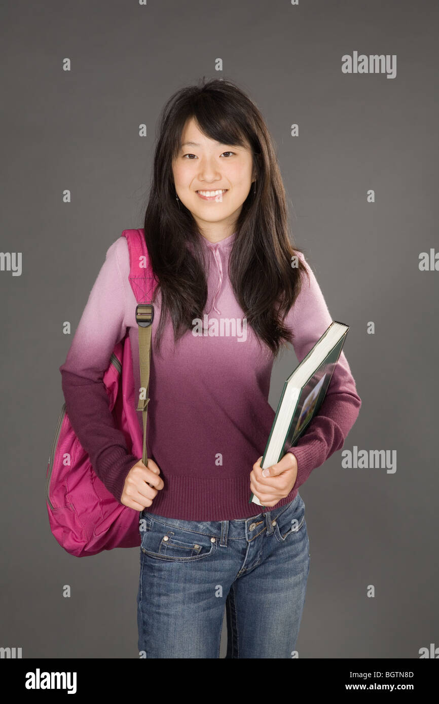 Porträt von asiatische Teenager immer bereit, zur Schule zu gehen Stockfoto