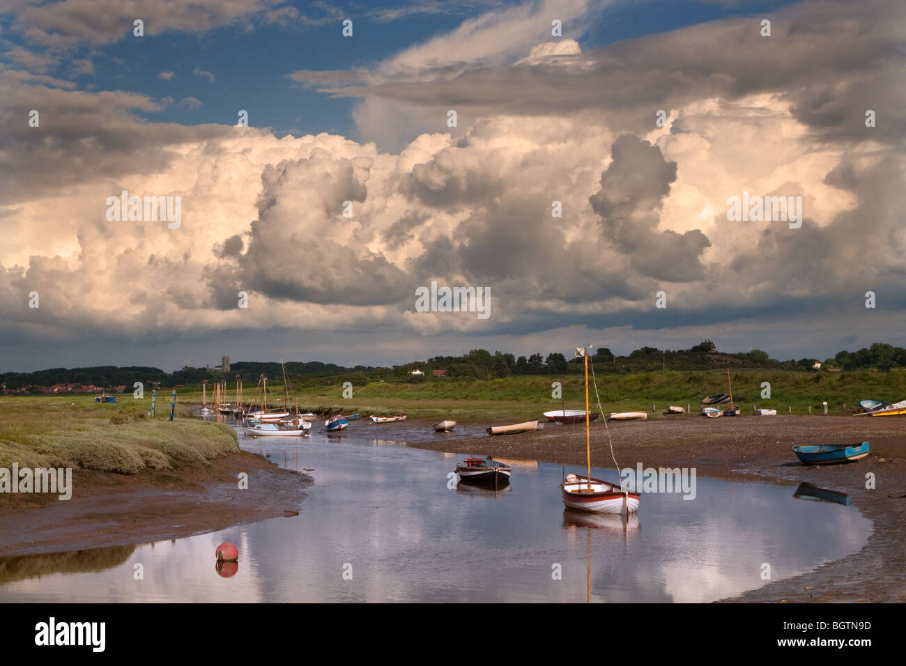 Morston Kai und Blakeney Dorf und Kirche im Hintergrund North Norfolk Stockfoto