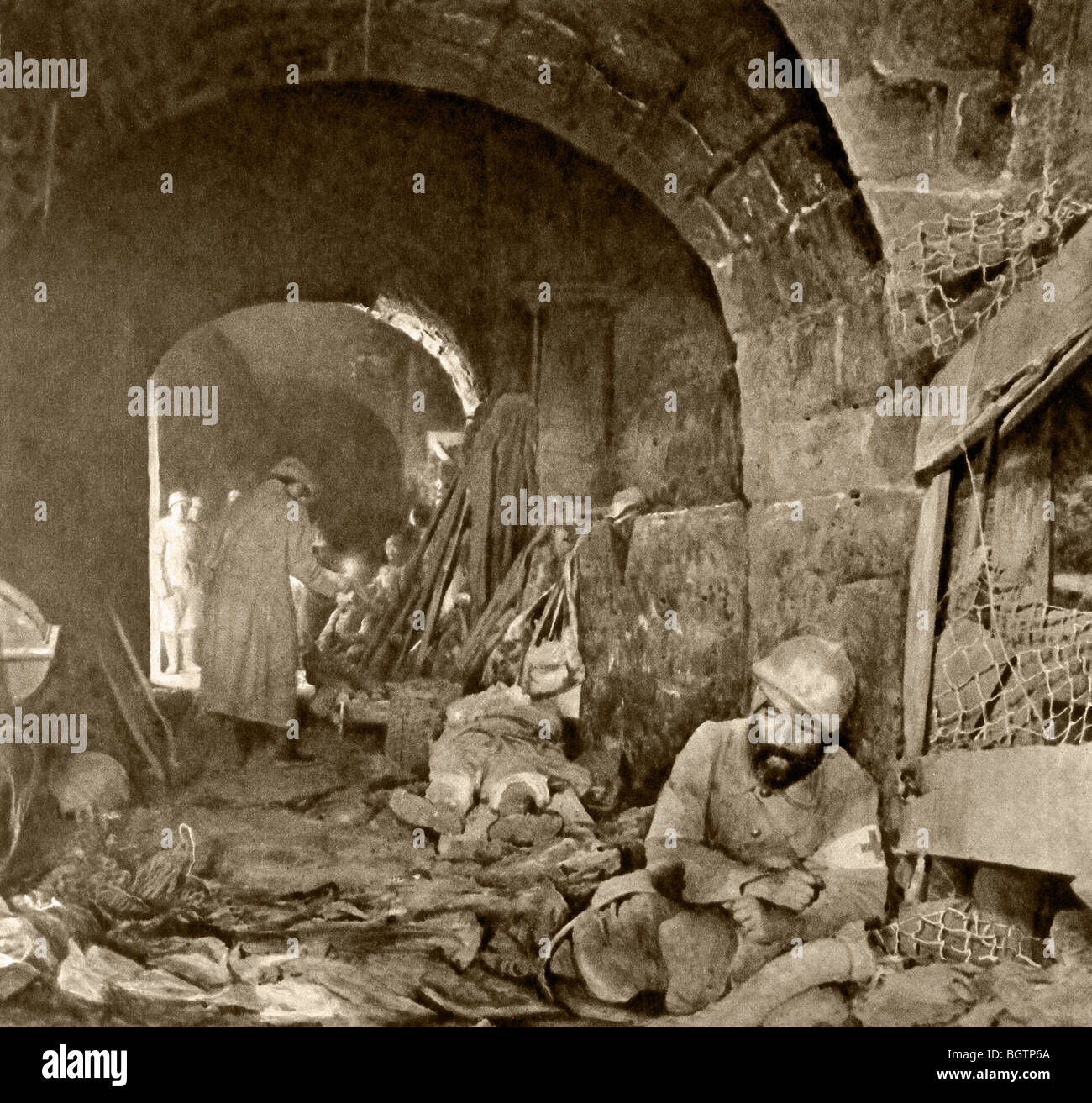 Szene im Inneren Fort de Vaux, Verdun, nachdem es von den deutschen zurückerobert wurde. Verwundete Soldaten. Stockfoto