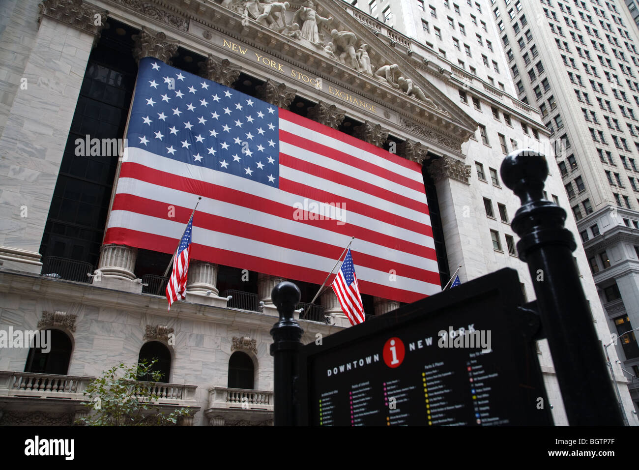 Die amerikanische Flagge auf der Seite New York Börsengebäude in Wall Street, New York City, USA Stockfoto