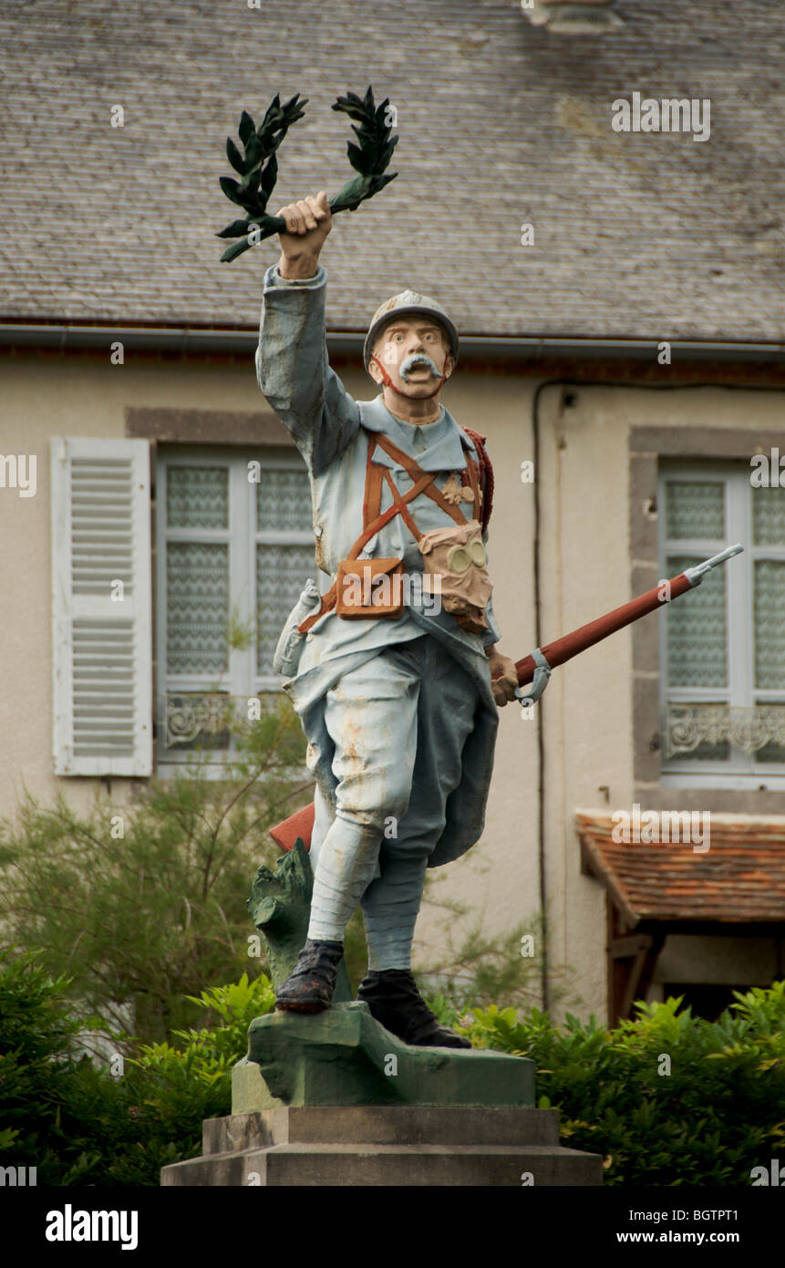 Denkmal des ersten Weltkrieges in einem französischen Dorf. Frankreich. Stockfoto