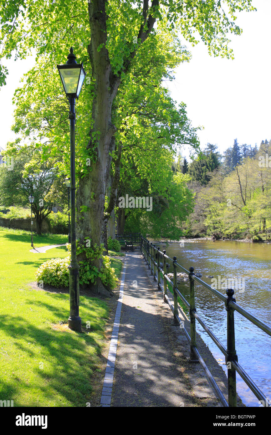 Uferpromenade neben den Fluss Severn. Llanidloes, Powys, Wales, UK. Stockfoto