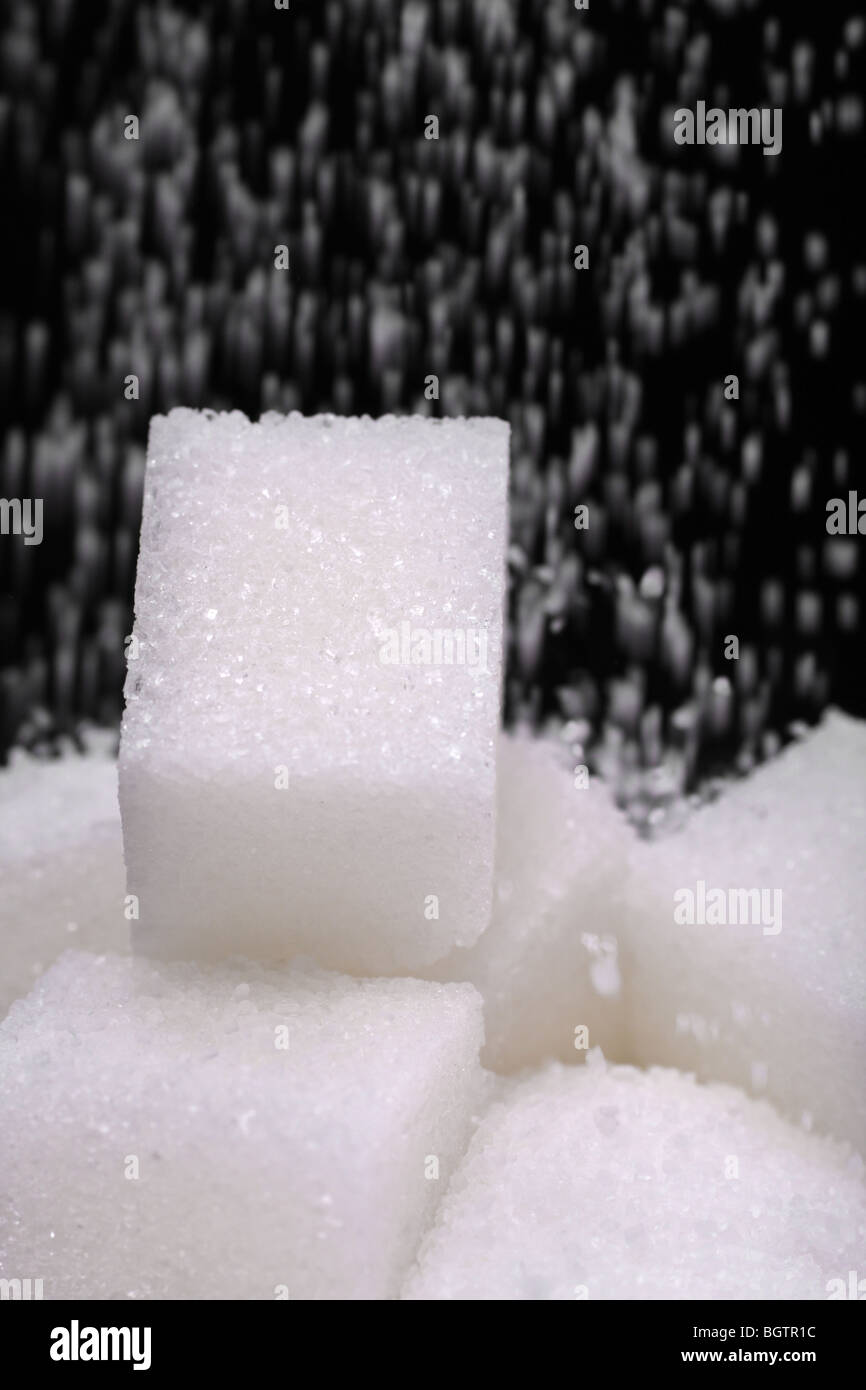 Makro von Zucker Klumpen und fallen Kristallzucker Stockfoto