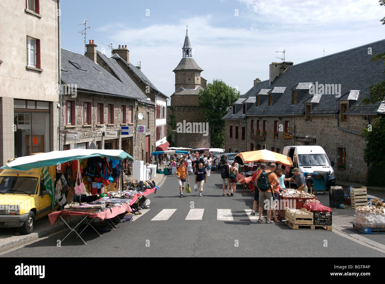 Markttag in das Dorf Besse En Chandesse. Auvergne. Frankreich. Stockfoto