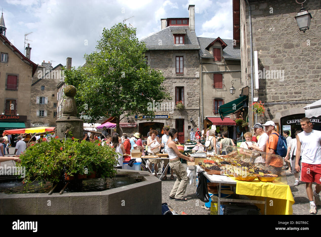 Markt in das Dorf Besse En Candesse, Auvergne, Frankreich. Stockfoto
