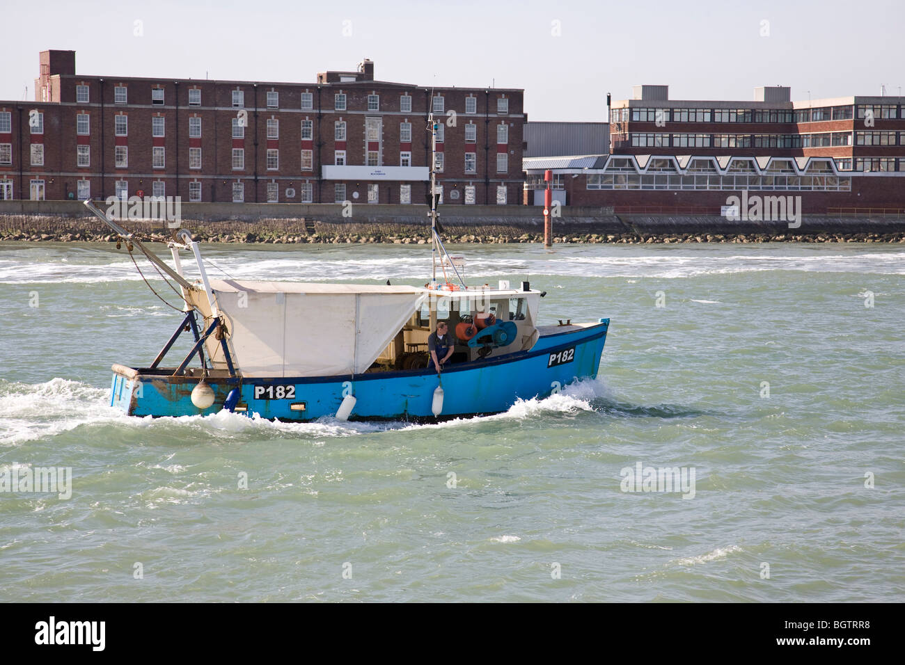 Ein kleines Fischerboot am Eingang nach Portsmouth Harbour, England. Stockfoto