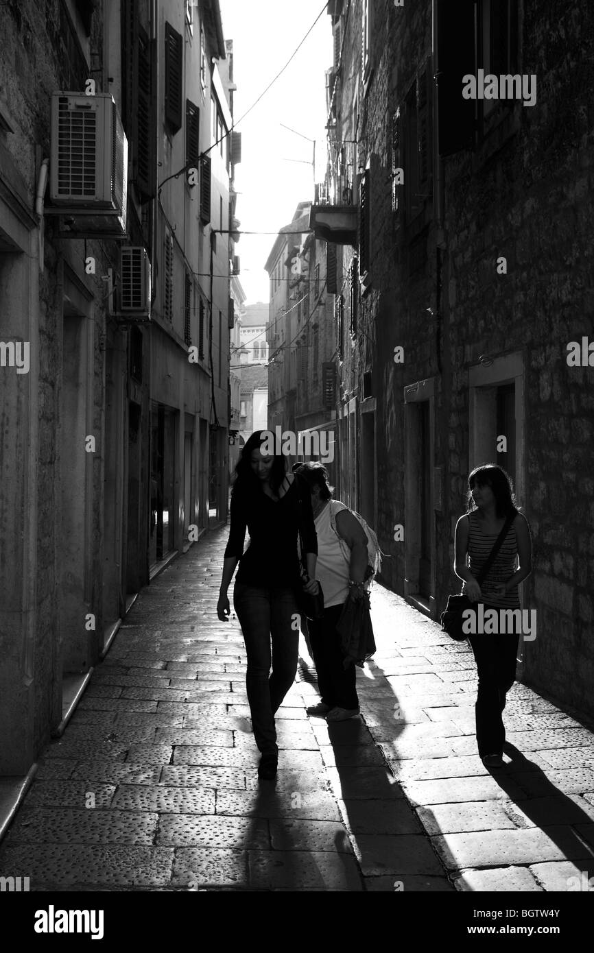 Frauen gehen durch beleuchtete Straße Stockfoto