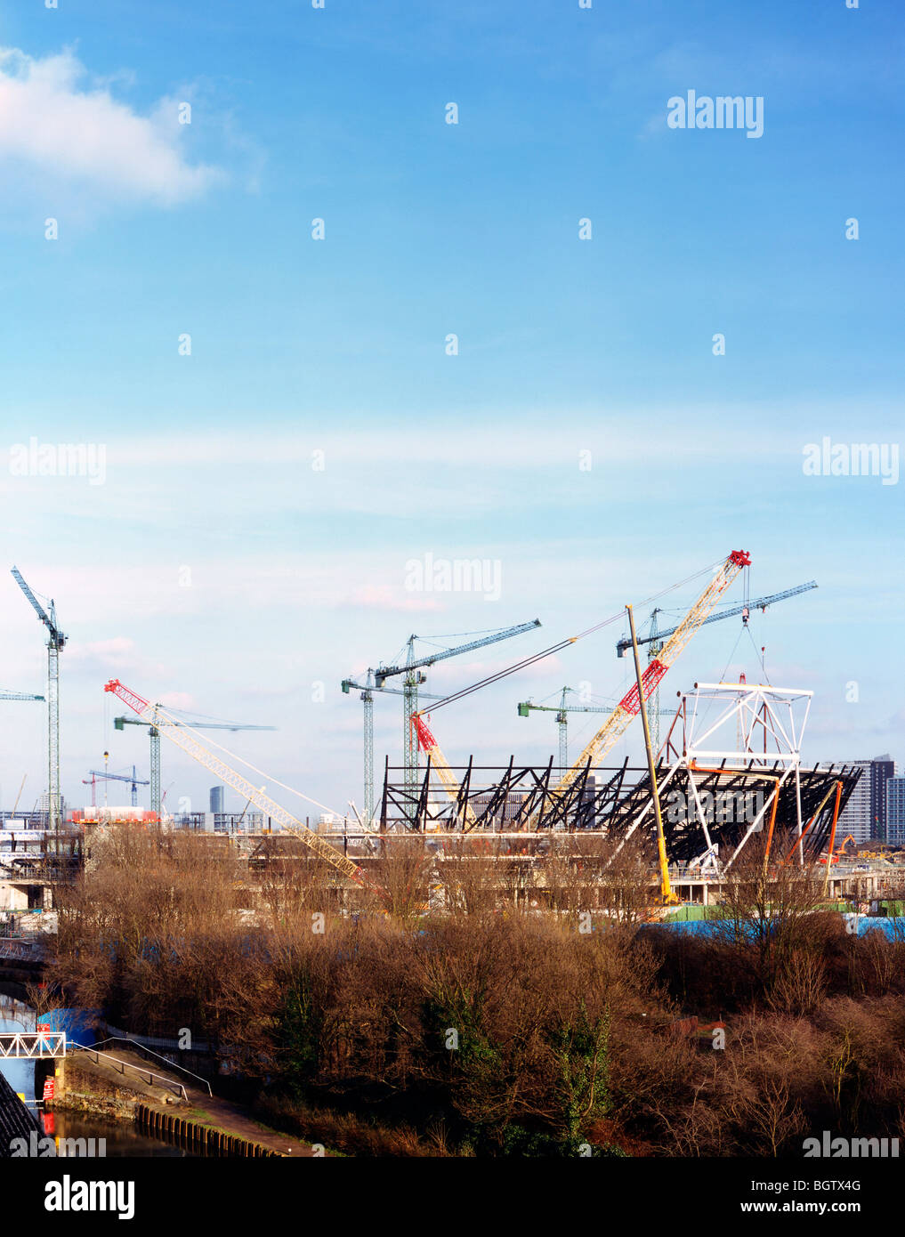 2012 Olympische Stadion Blick auf Stahl Rahmen und Kräne London 2009 populous Architekten Stockfoto