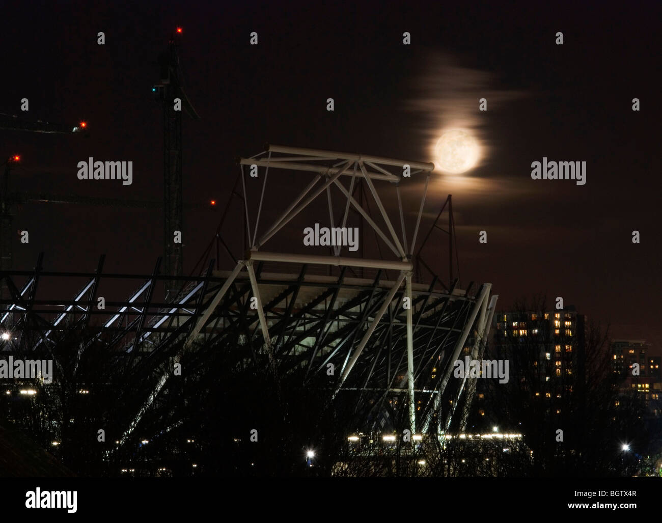 2012 Olympische Stadion Nacht Blick auf Stahlrahmen und Mond London 2009 populous Architekten Stockfoto