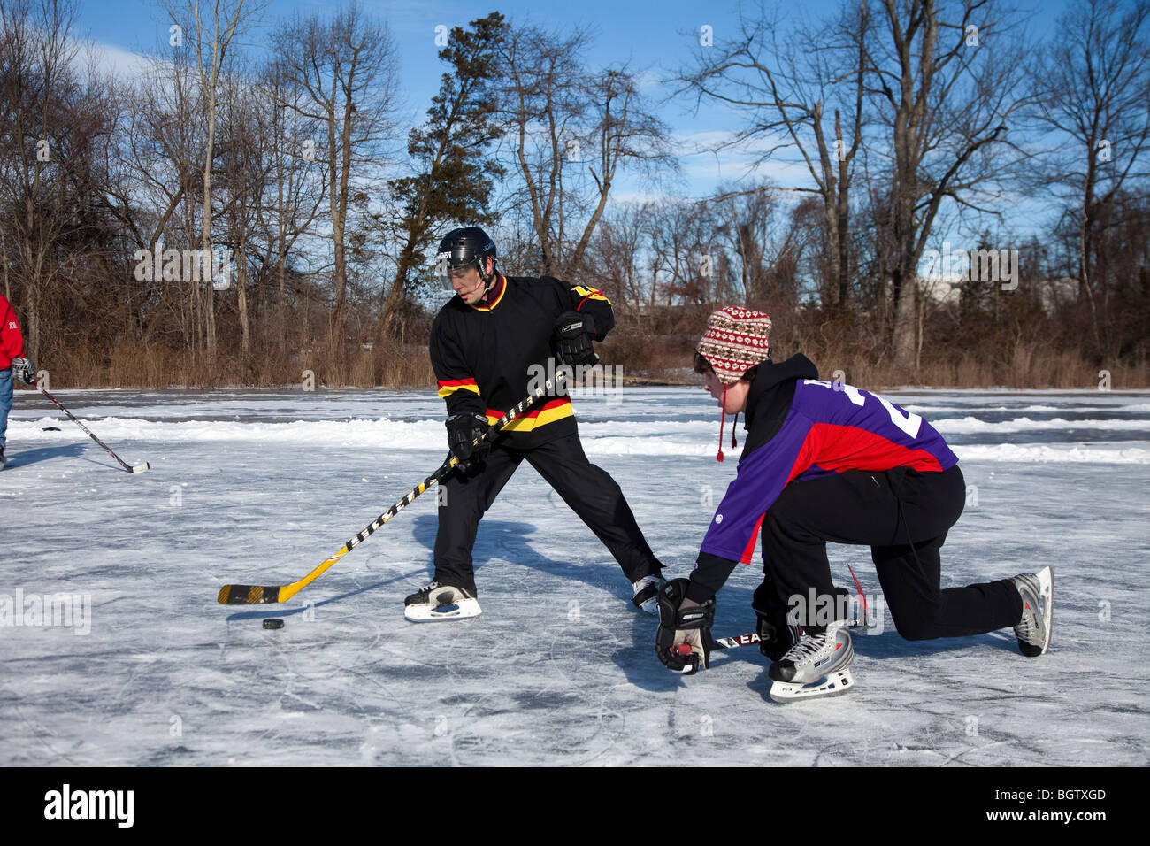 Eishockey zu spielen, auf einem zugefrorenen Teich Stockfoto