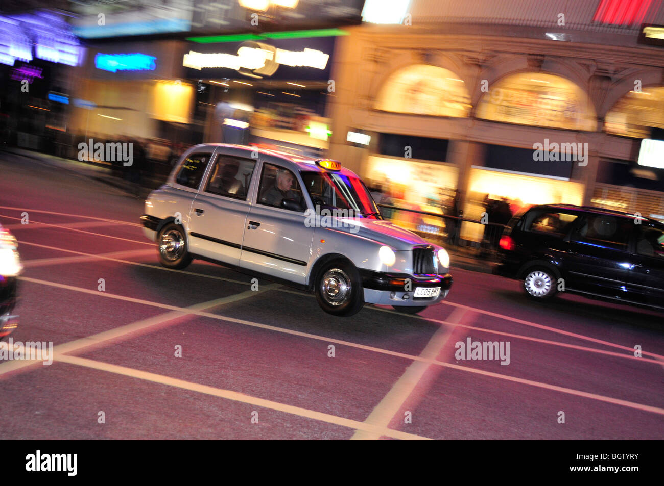 Taxi am Piccadilly Circus, London, England, Vereinigtes Königreich, Europa Stockfoto