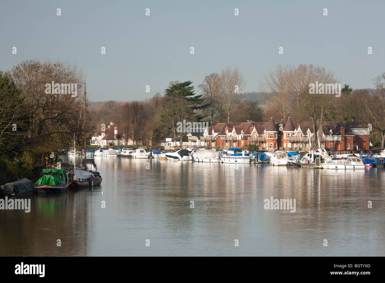 Themse bei Bourne End von Thr Eisenbahnbrücke, Buckinghamshire, Großbritannien Stockfoto