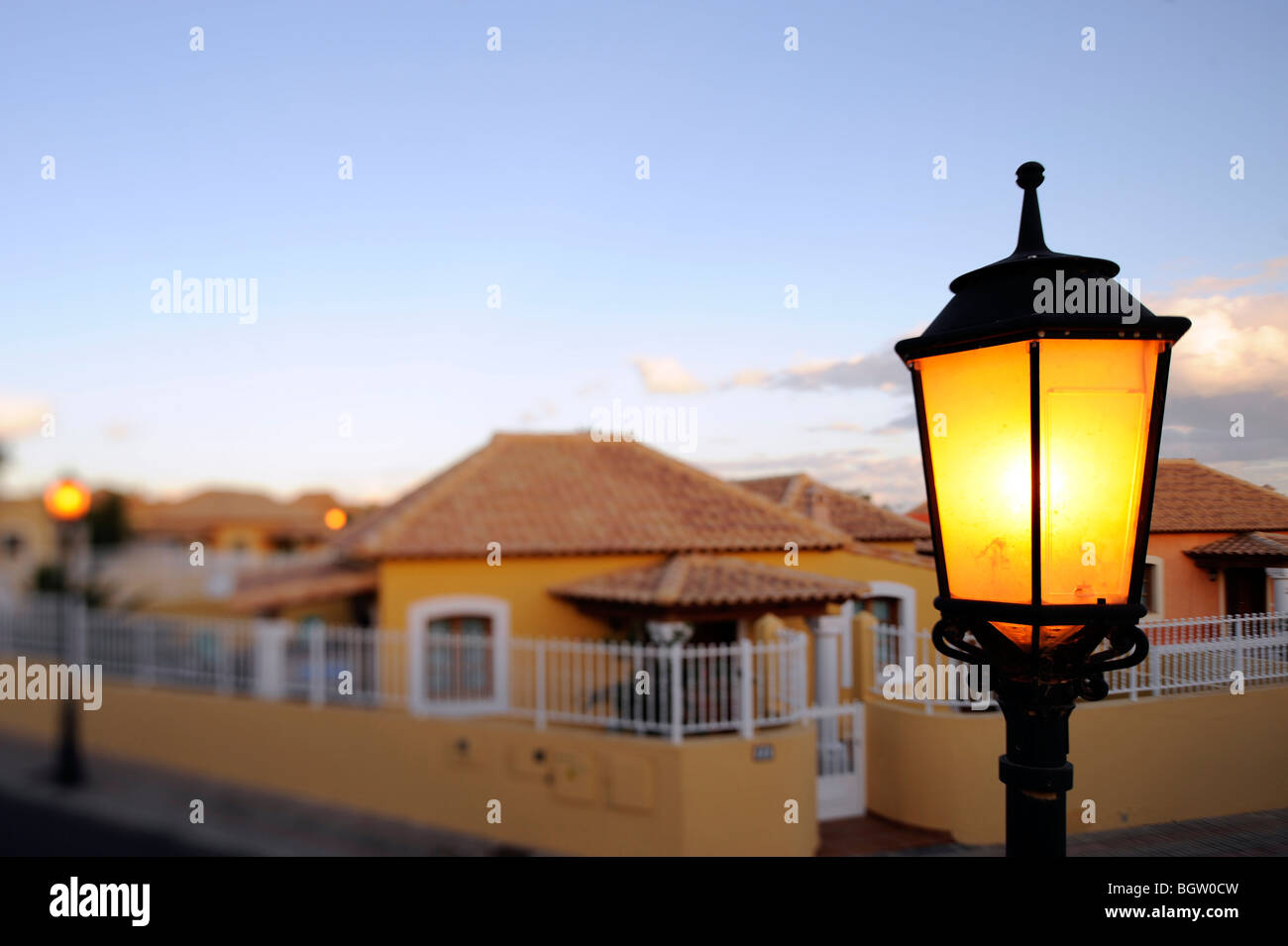 Ferienanlage, gepflegte Villa, Laterne in Corralejo, Fuerteventura, Kanarische Inseln, Spanien, Europa Stockfoto