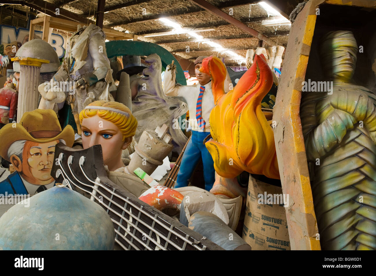 Alten Float Requisiten sammeln Staub im Speicher am Faschingsdienstag World, New Orleans, Louisiana Stockfoto