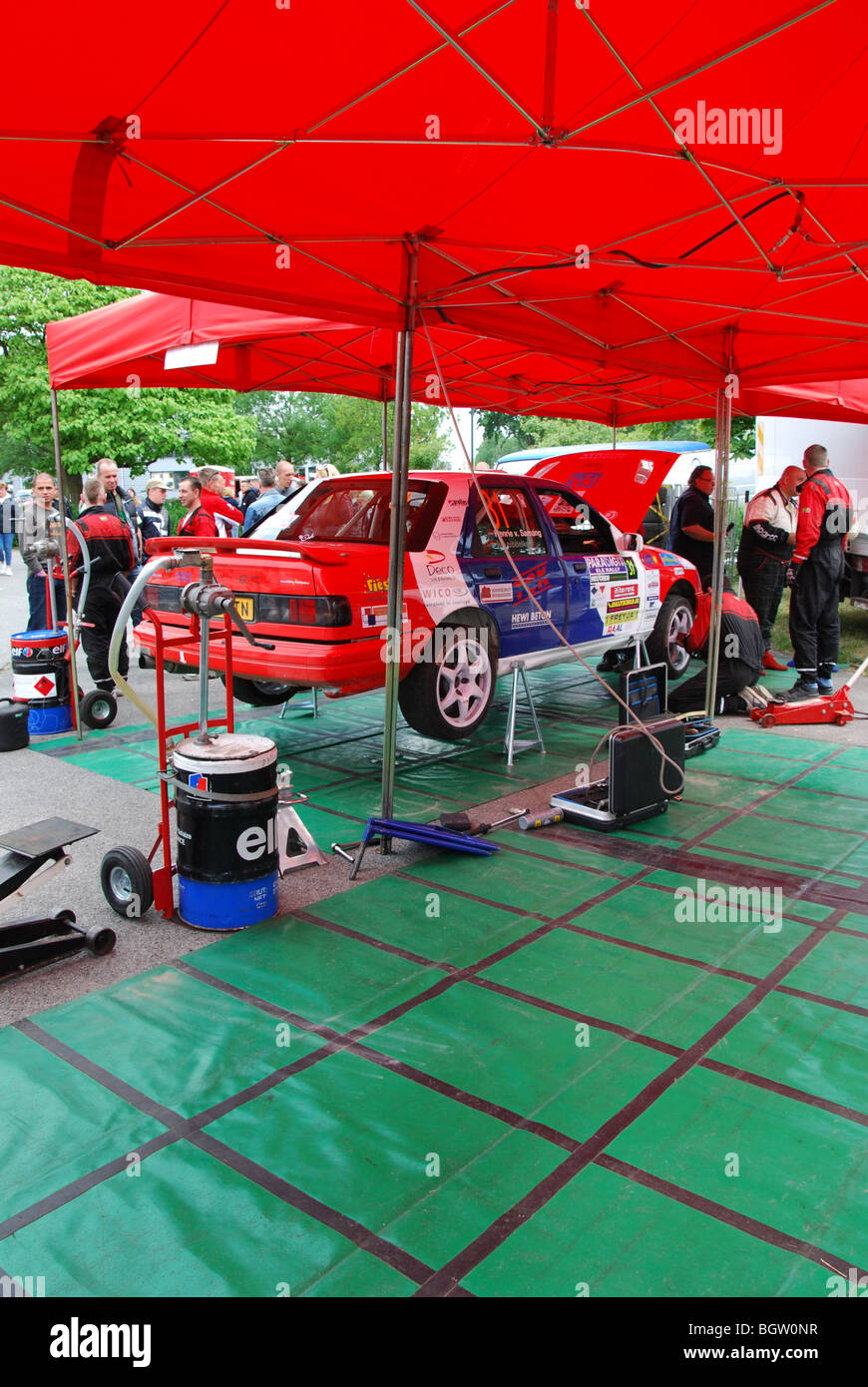 Mechaniker arbeiten auf Mitsubishi Lancer EVO VI (A8) im Service-Bereich im Jahr 2009 Paradigit-ELE-Rallye, Niederlande Stockfoto