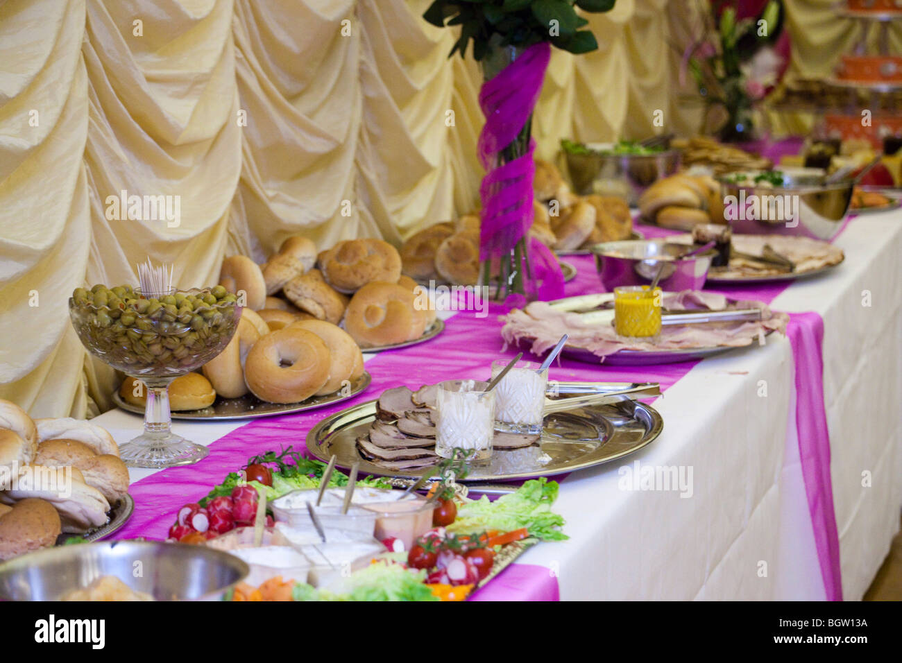 Essen am Buffet-Tisch Stockfoto