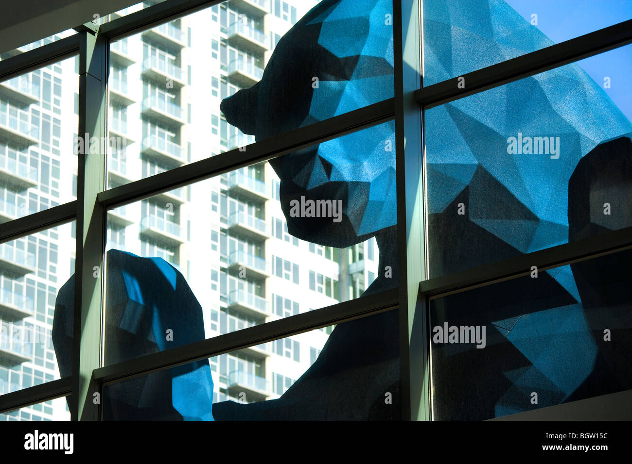 Denver, Colorado, Skulptur der Big Blue Bear von Lawrence Argent im Colorado Convention Center. Suche in der Außenseite. Stockfoto