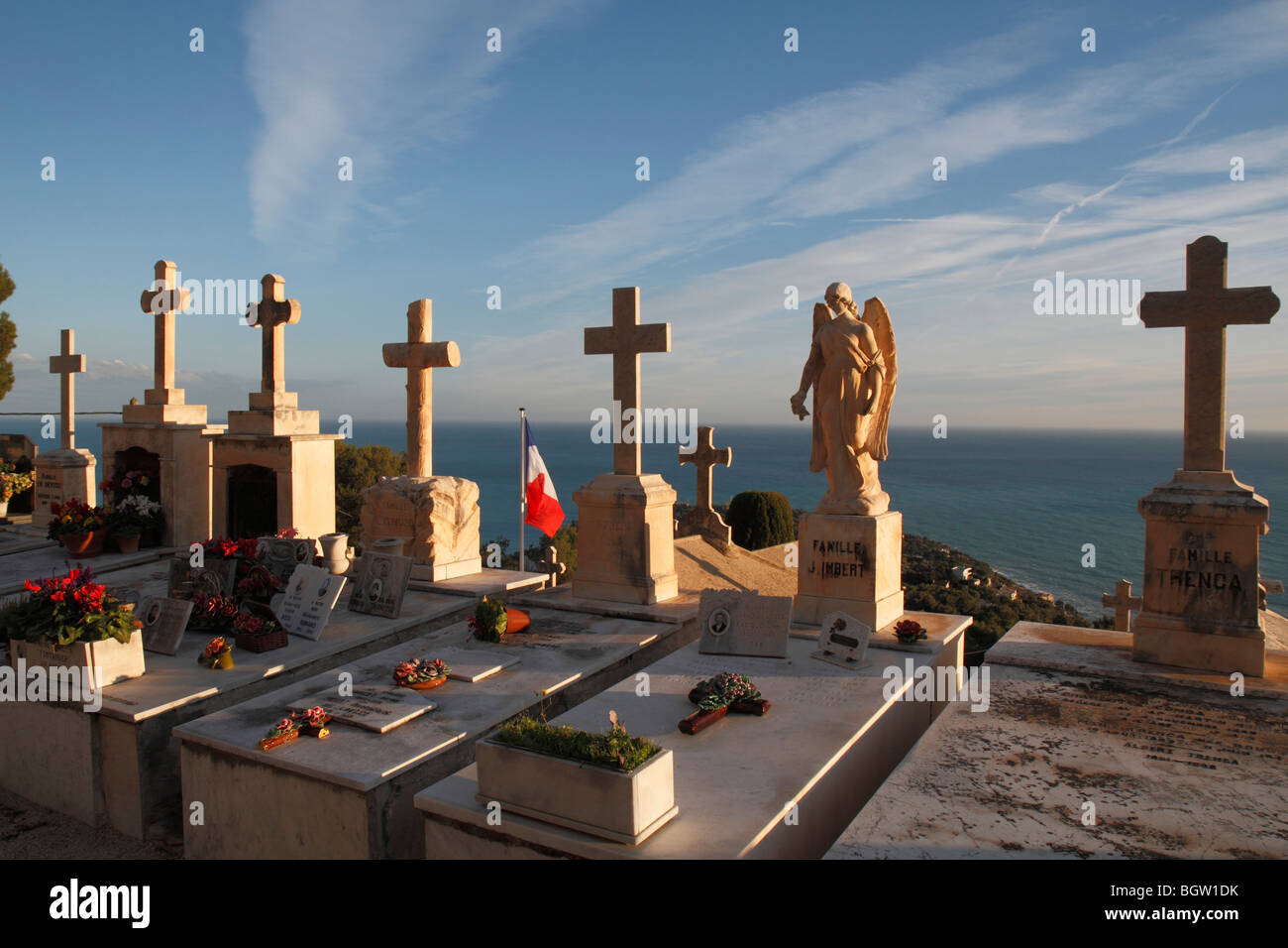Gräber mit Kreuze und Engel, in der Rückseite Cap Martin, Friedhof des Dorfes Roquebrune, Roquebrune Cap Martin, Départemen Stockfoto