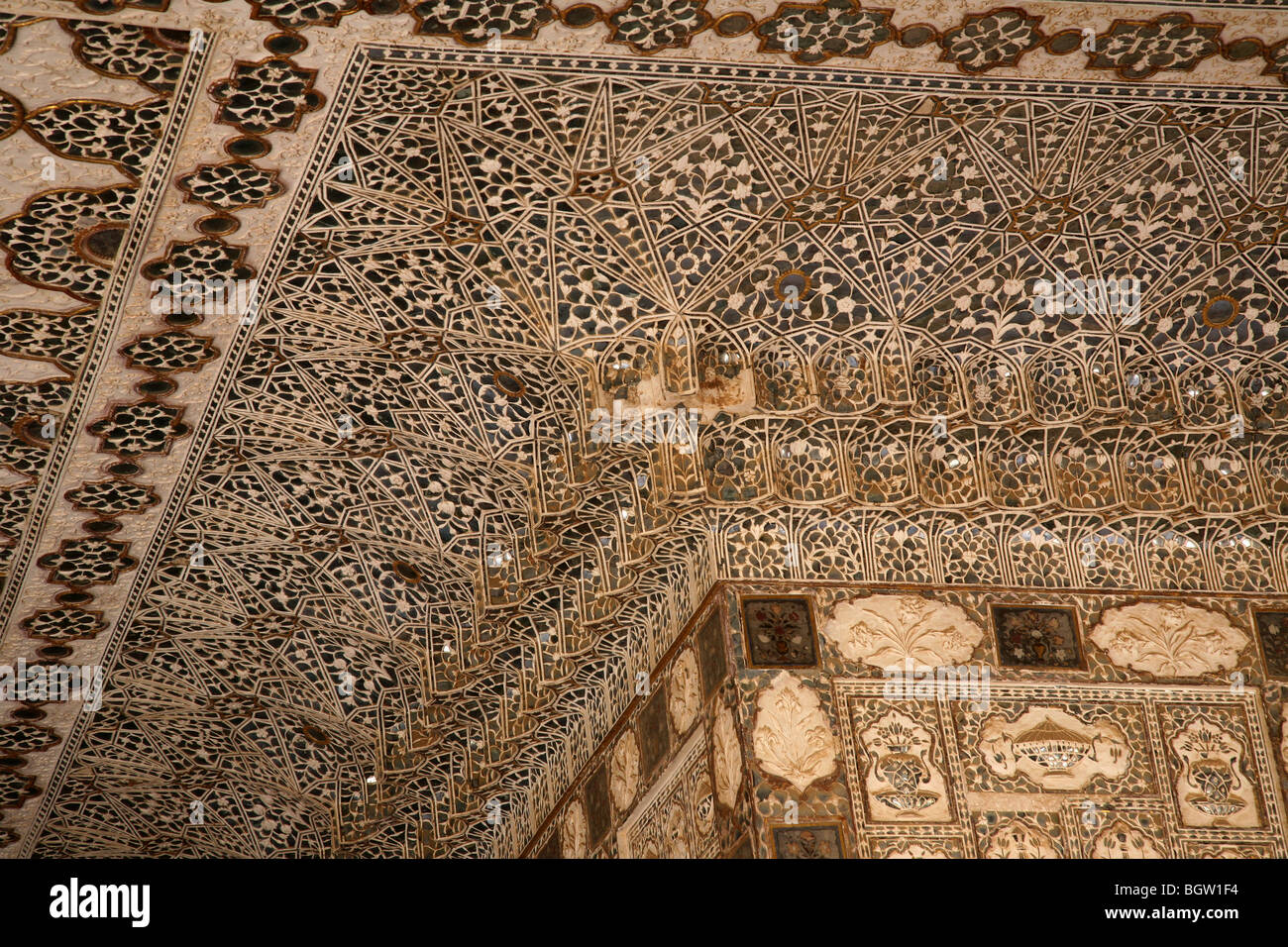 Gespiegelte Räume im Inneren das Amber Fort in Jaipur, Indien. Stockfoto