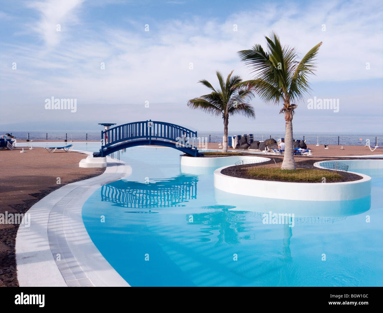 Öffentliches Schwimmbad oder Lido im Resort von Los Gigantes-Teneriffa Stockfoto